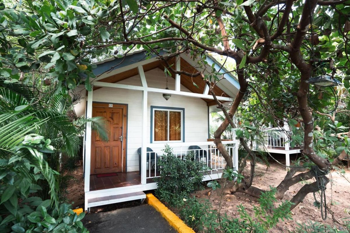 Nasya's Beach Side Cottages фото 1