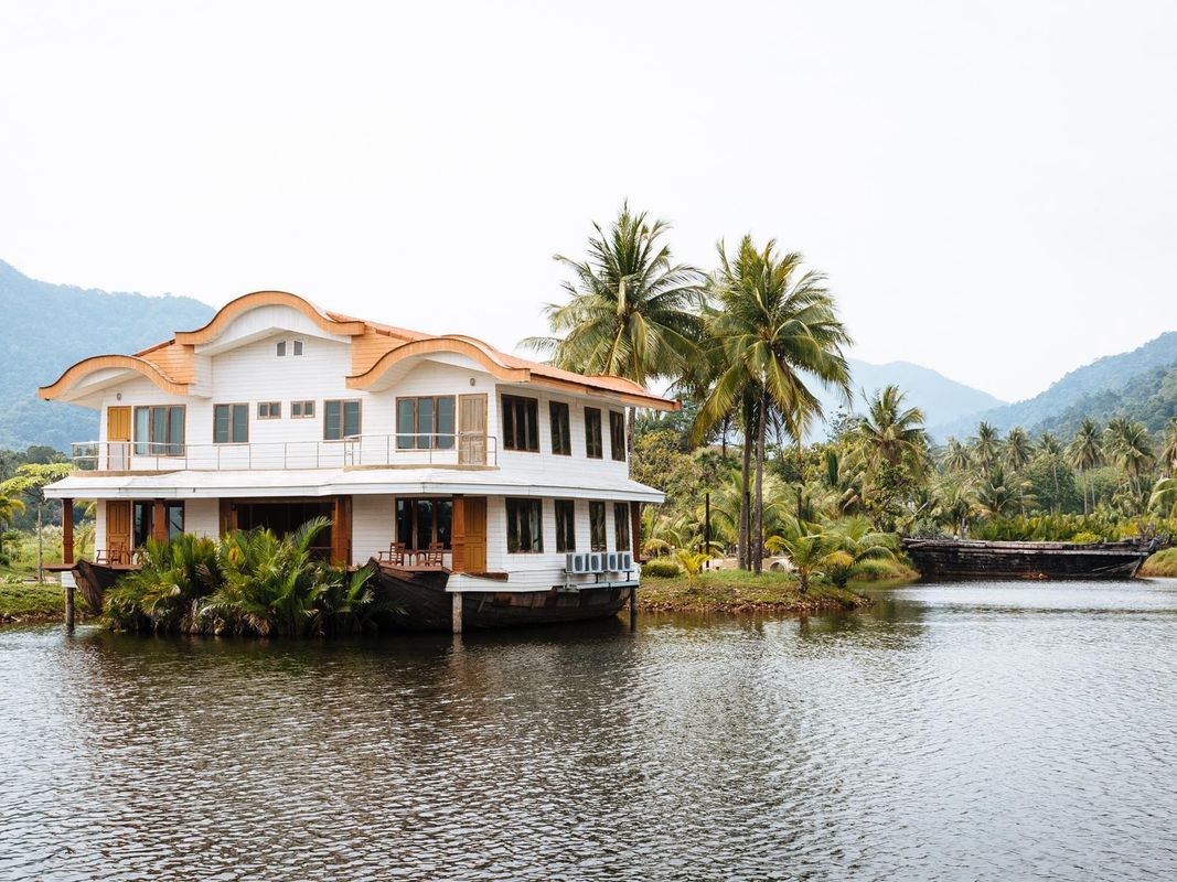 Aunchaleena Beach Front Resort фото 19