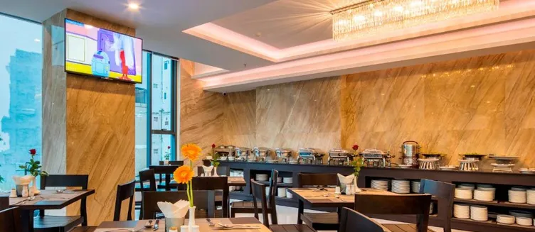 Фото отеля Meriton Hotel