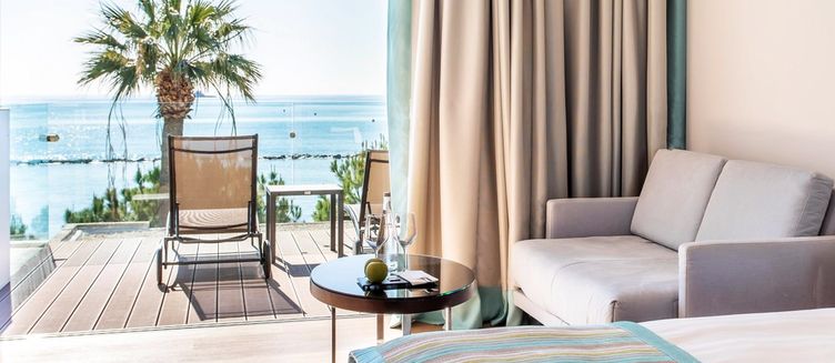 Фото отеля Crowne Plaza Limassol