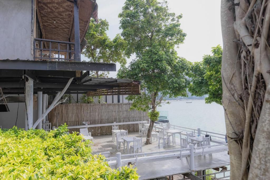 Phi Phi Cozy SeaFront Resort фото 48