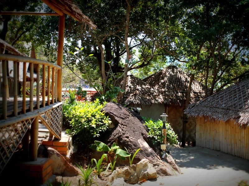 Phi Phi Cozy SeaFront Resort фото 20
