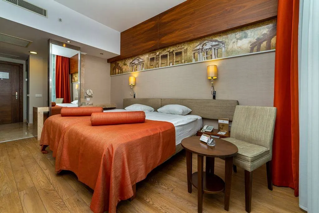 Commodore Elite Suites & Spa (Adults Only) фото 3