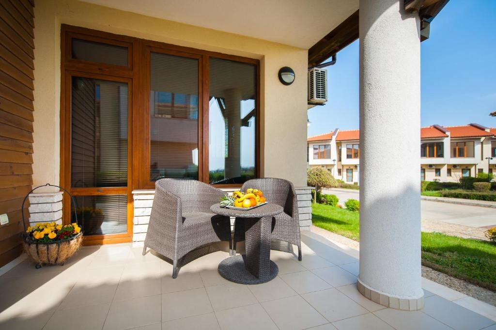 Lighthouse Apartments And Villas фото 9