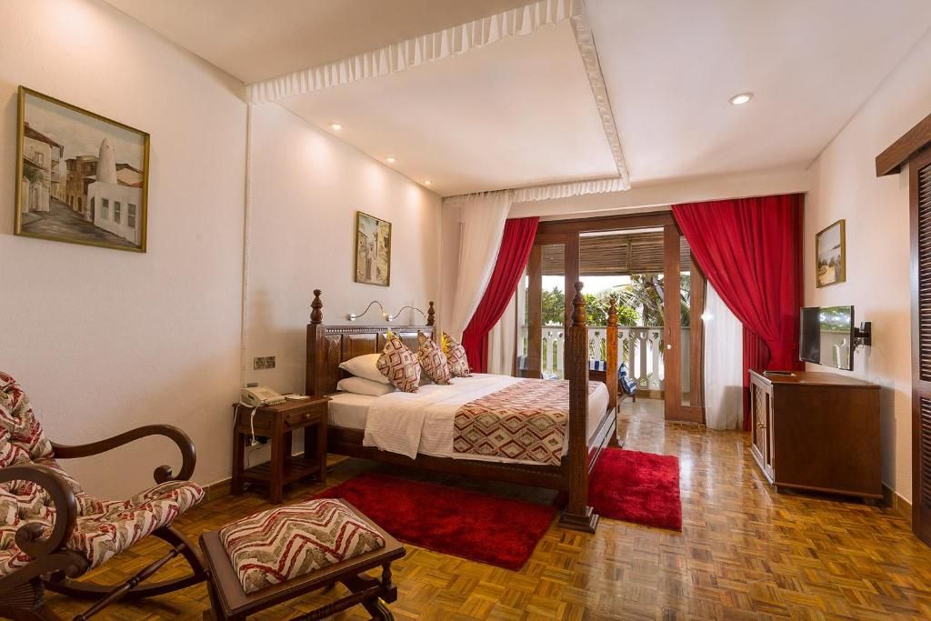 Travellers Beach Hotel and Club фото 3