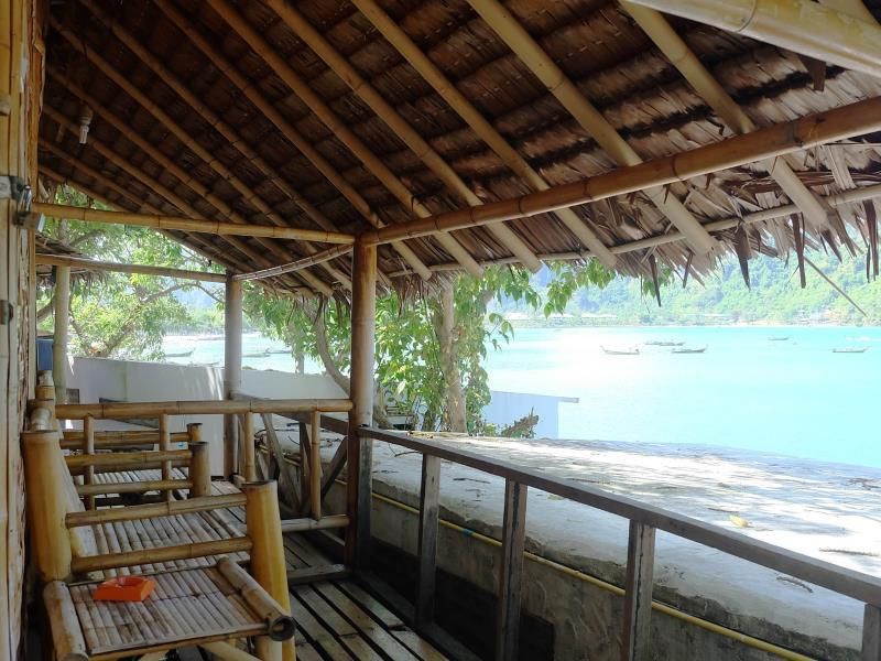 Phi Phi Cozy SeaFront Resort фото 30