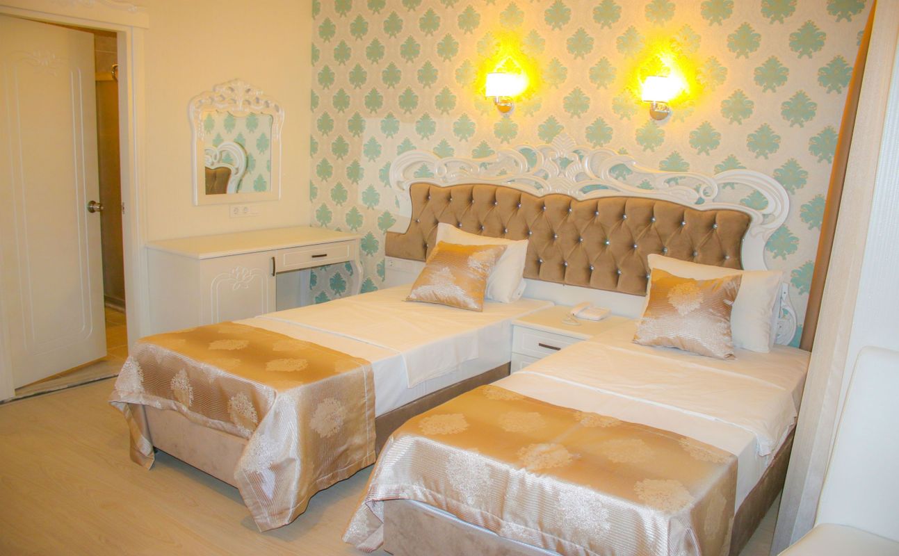 Deluxe Newport Hotel фото 1