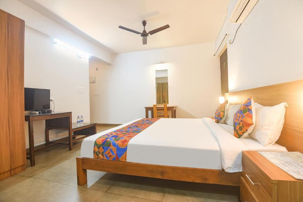 FabExpress Holiday Suites фото 3