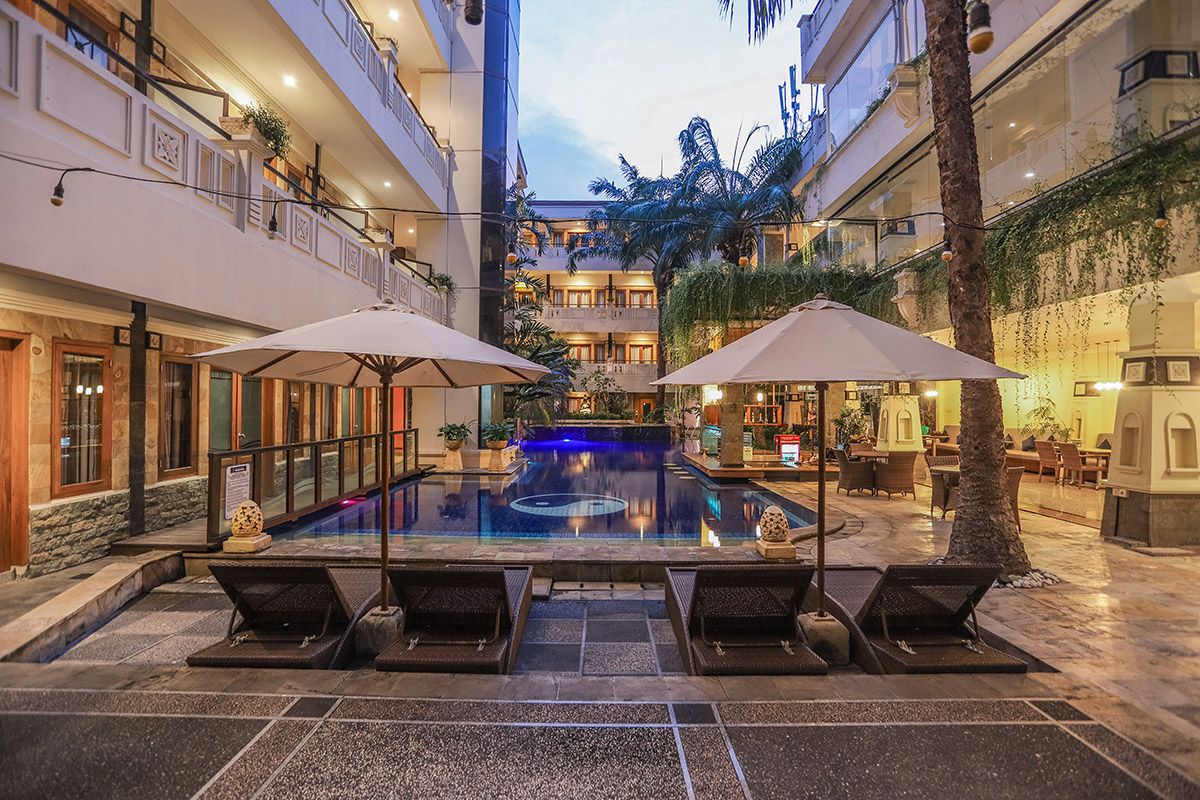 Famous Hotel Kuta фото 7