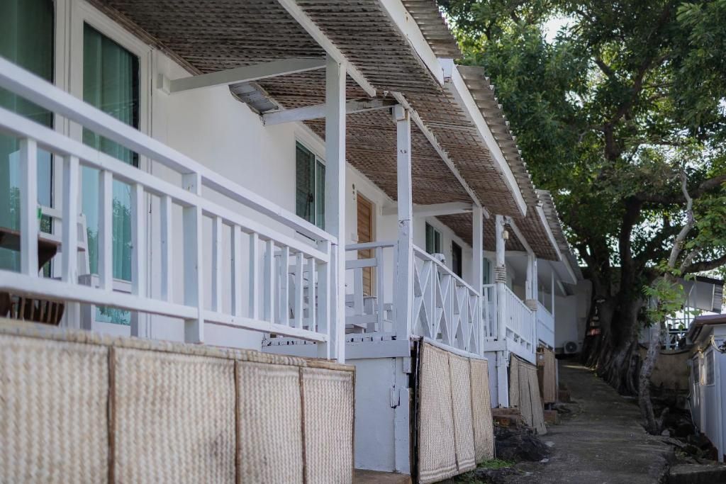 Phi Phi Cozy SeaFront Resort фото 38