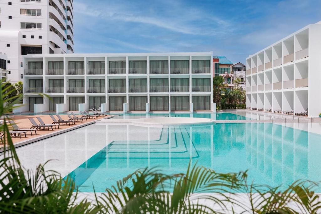 Patong Beach Hotel by See2Sea фото 1