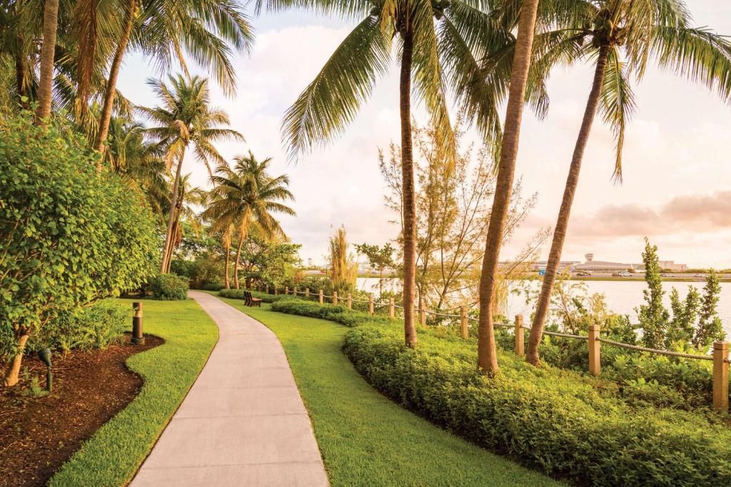 Hilton Miami Airport Blue Lagoon фото 32