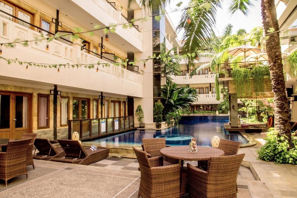 Famous Hotel Kuta фото 11
