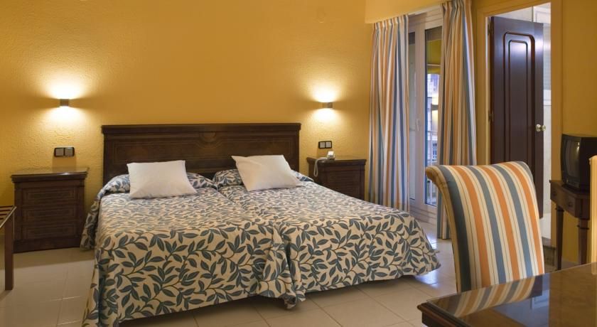 Hotel Rovira фото 0