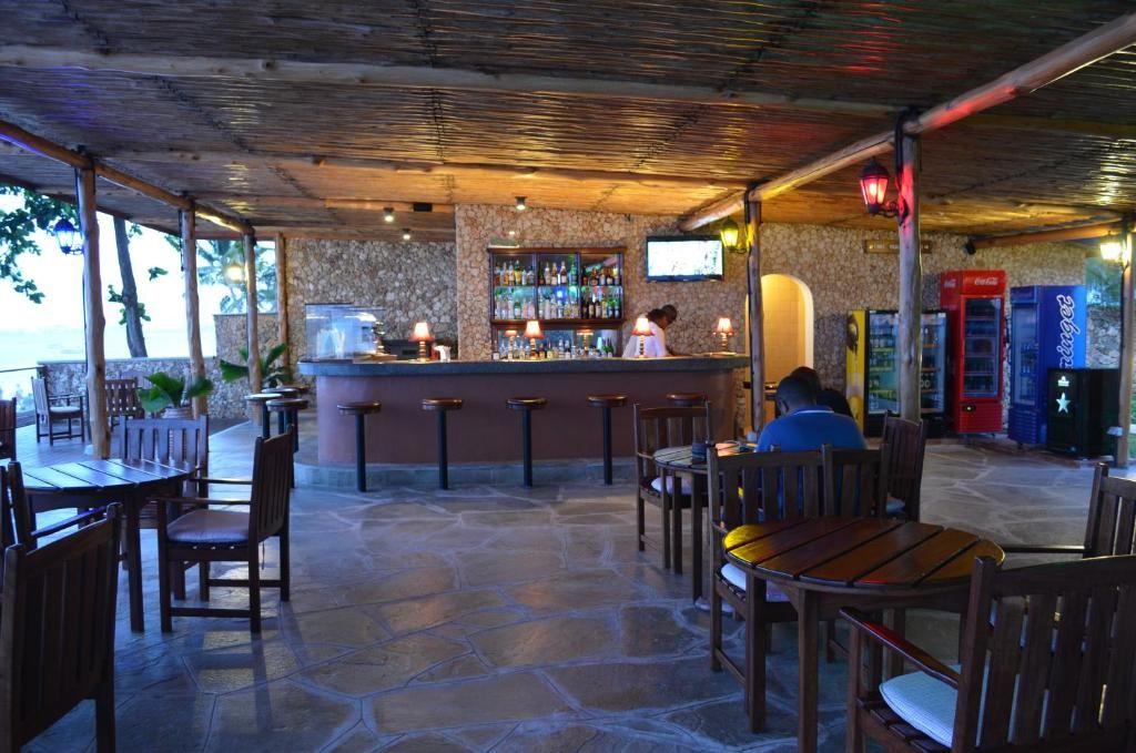Travellers Beach Hotel and Club фото 27