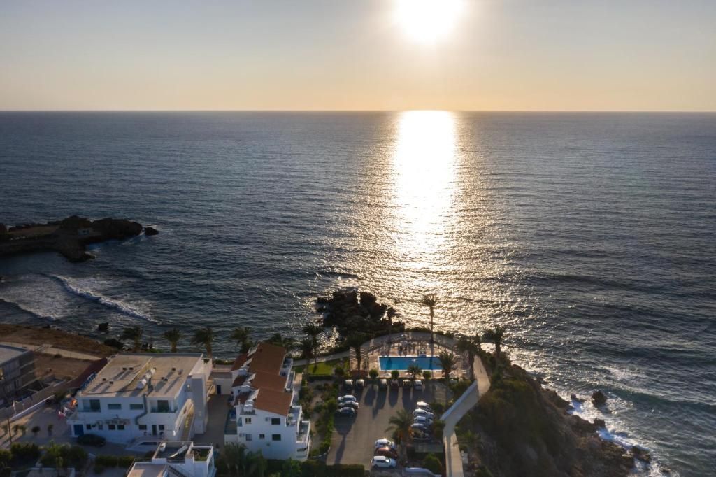 Vrachia Beach Hotel & Suites фото 3