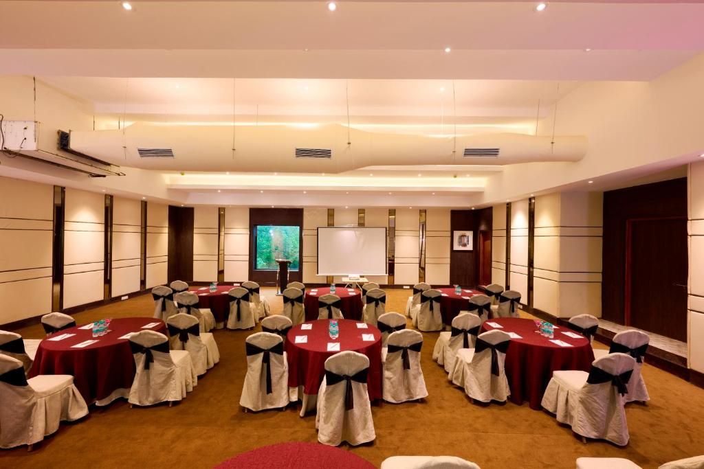 Sea Breeze Sarovar Portico фото 44