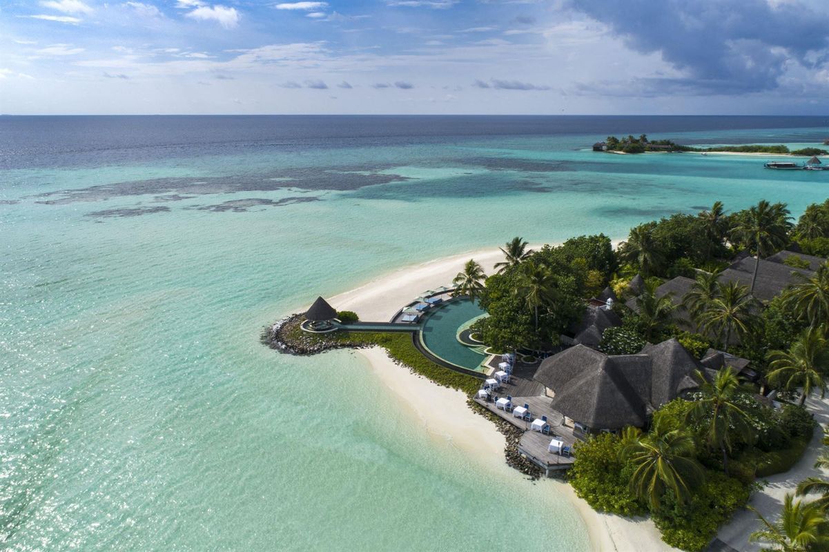 Four Seasons Resort Maldives at Kuda Huraa фото 1