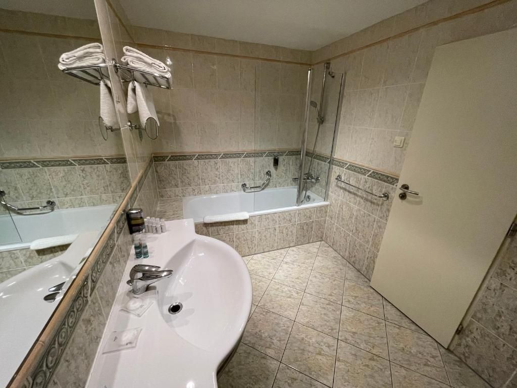 Hotel Ramada Prague City Centre фото 95