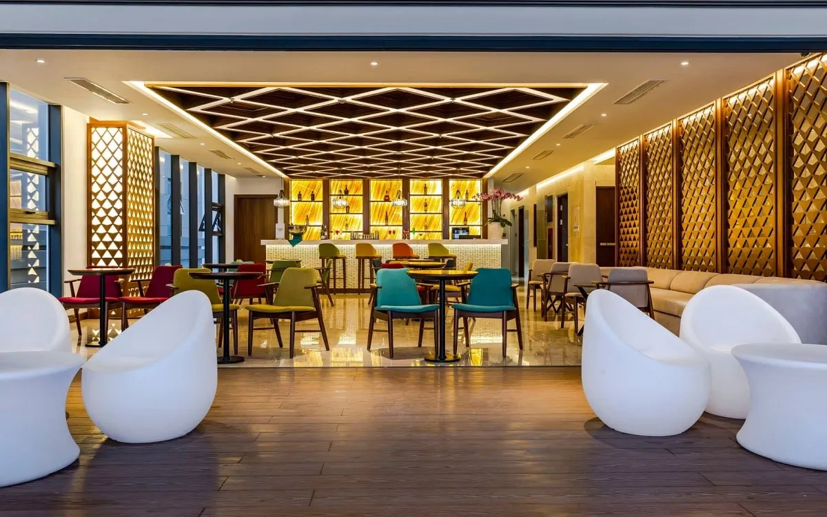 Maximilan Danang Beach Hotel фото 9