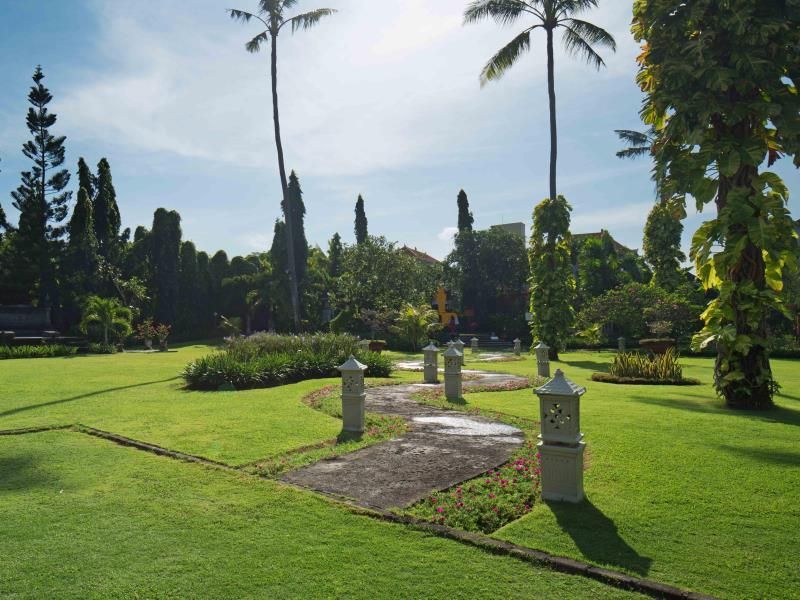 White Rose Kuta Resort - Villas & Spa фото 7