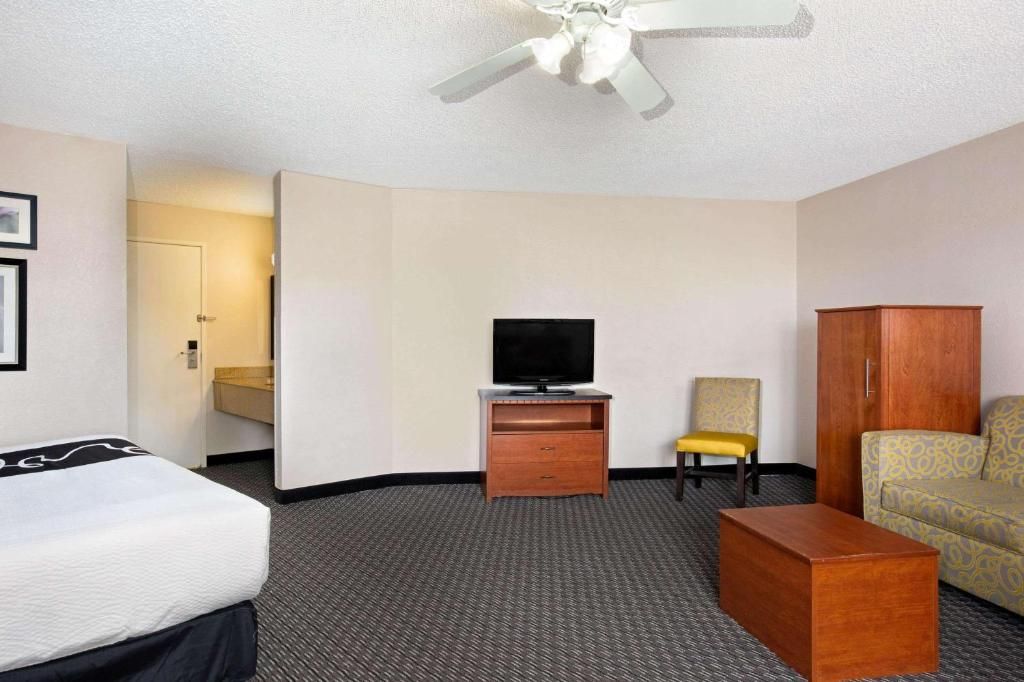 La Quinta Inn & Suites Miami Airport East фото 36