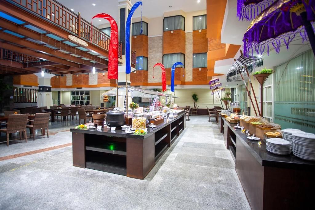 Famous Hotel Kuta фото 38