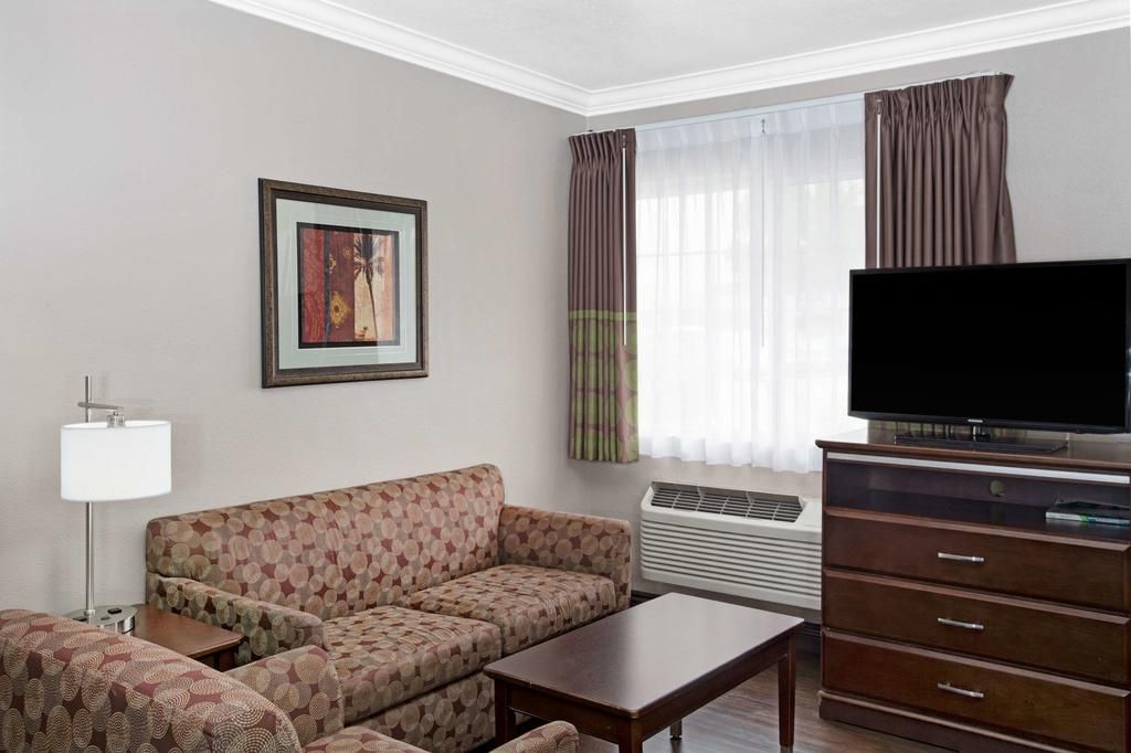 Super 8 by Wyndham Los Angeles-Culver City Area фото 6