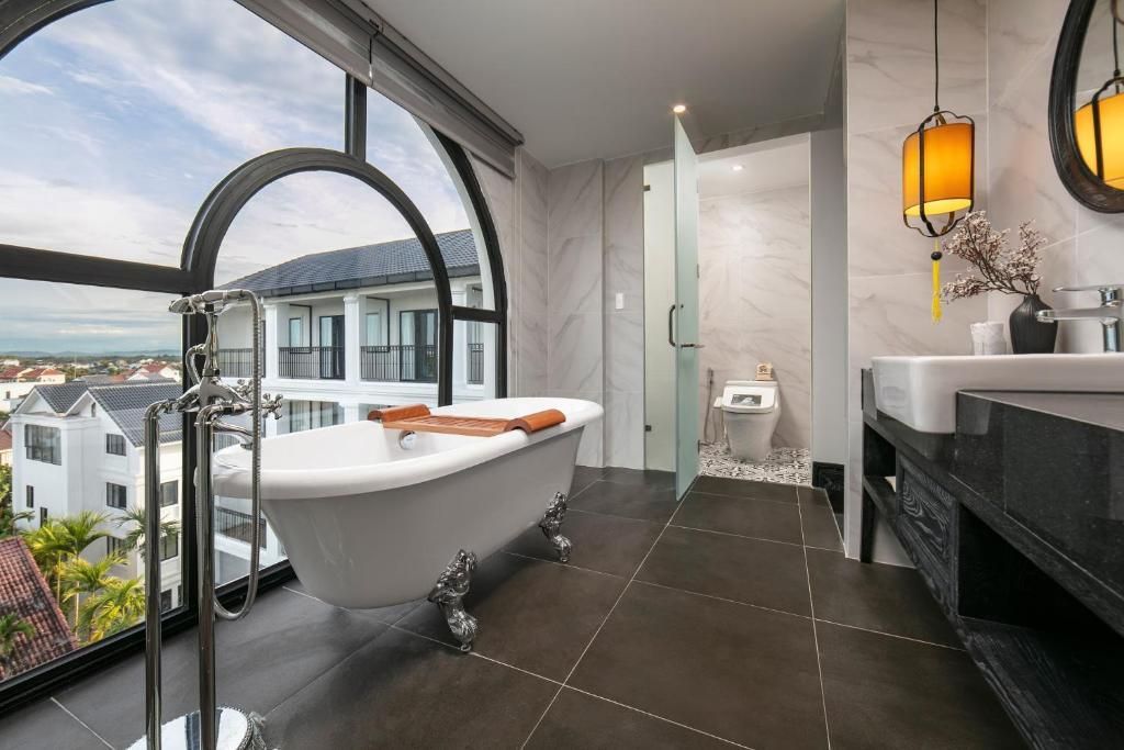 Shining Riverside Hoi An Boutique and Spa фото 44