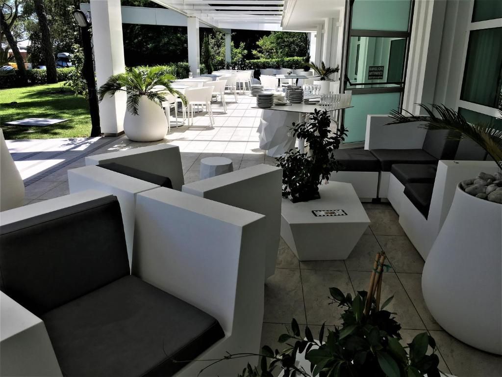 International Beach Hotel фото 10