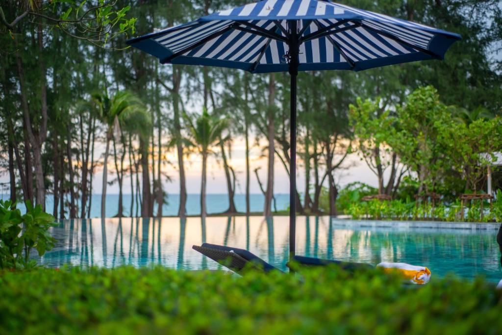 Le Meridien Phuket Mai Khao Beach Resort фото 116