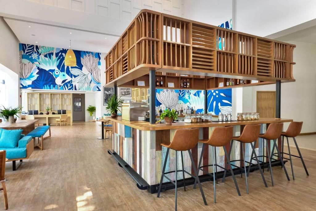 Outrigger Surin Beach Resort фото 48