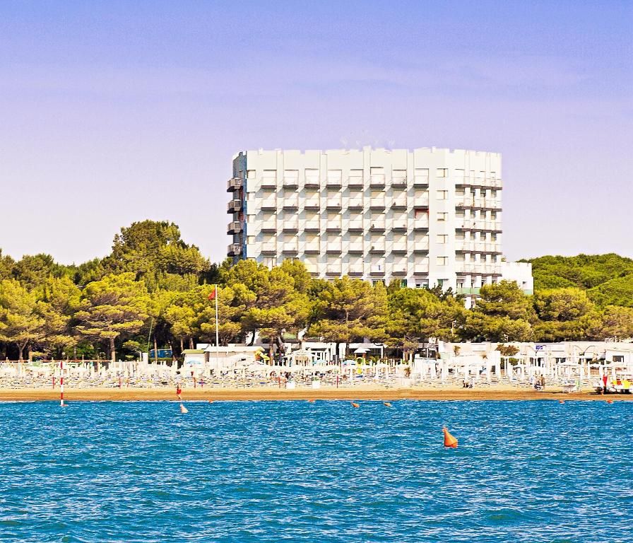 International Beach Hotel фото 2