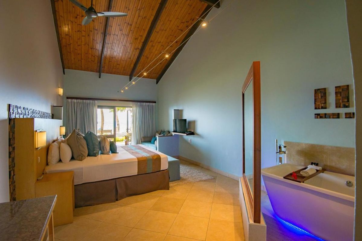 Coco De Mer & Black Parrot Suites фото 1