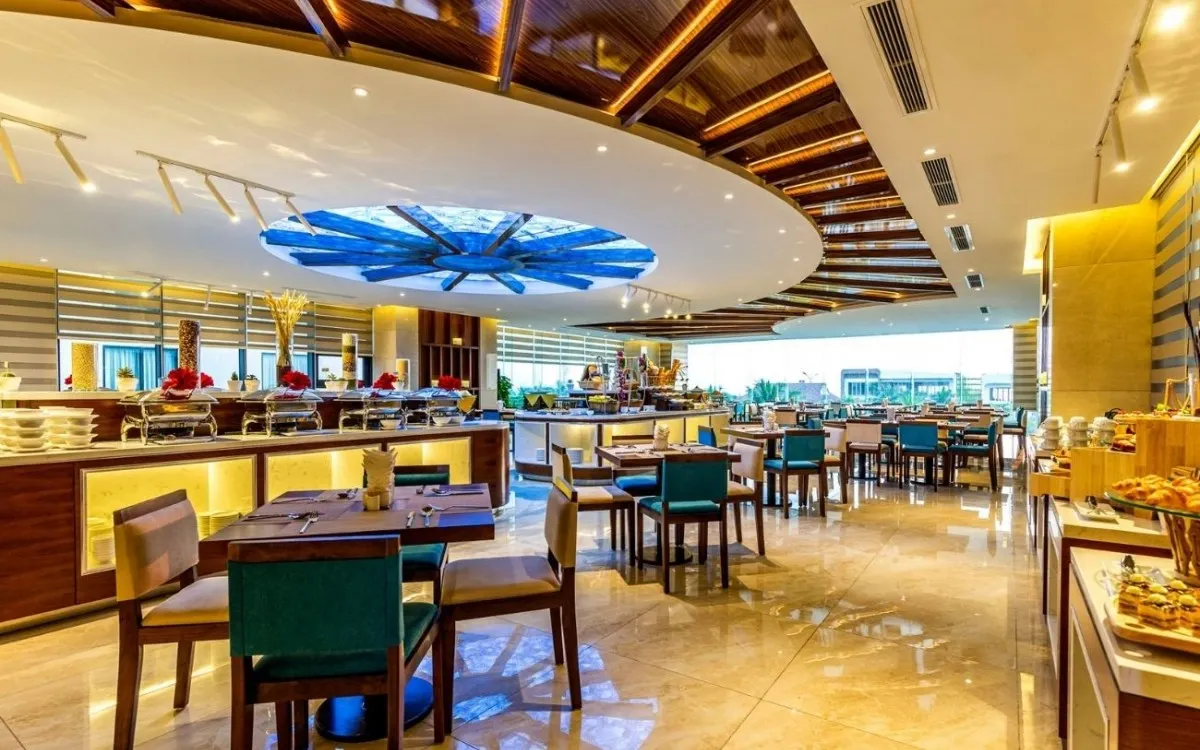 Maximilan Danang Beach Hotel фото 7