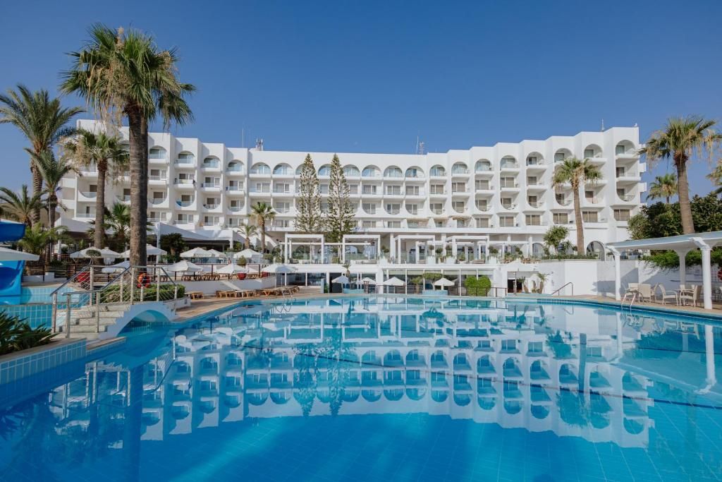 Golden Coast Beach Hotel фото 35