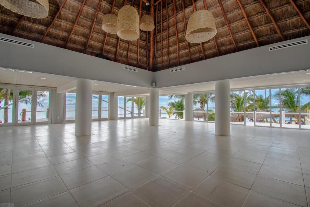 PA Beach Club & Hotel by GuruHotel фото 7