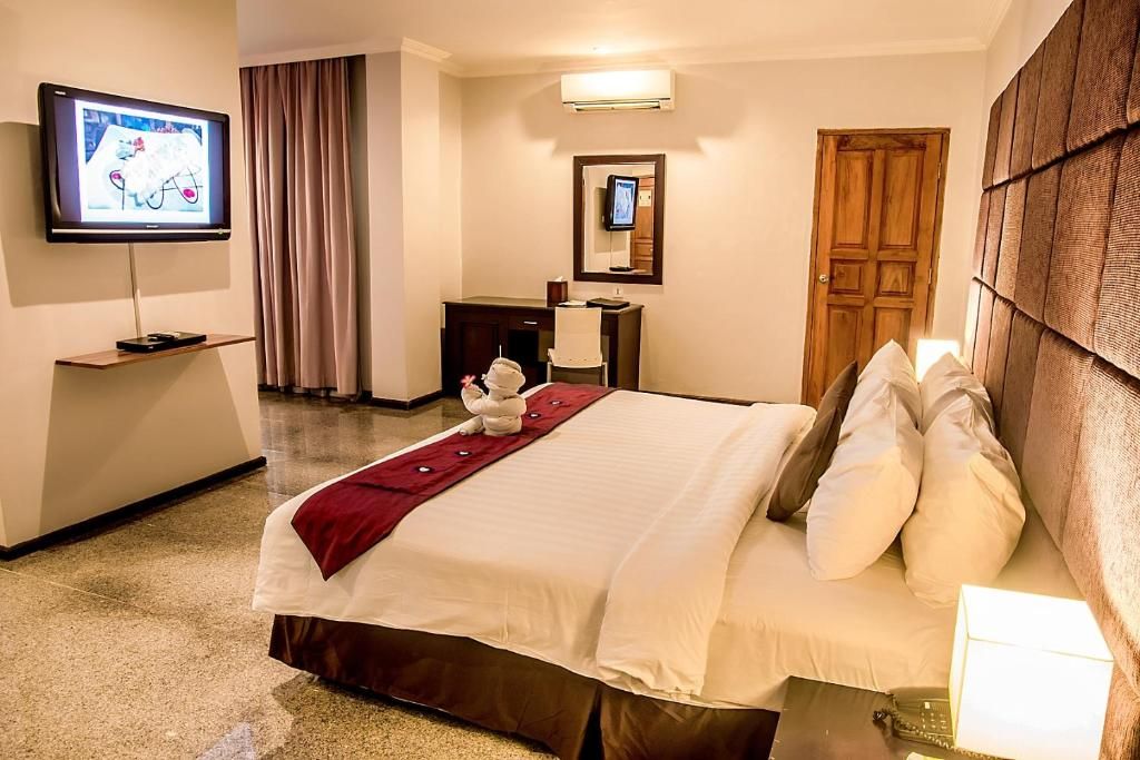Famous Hotel Kuta фото 32