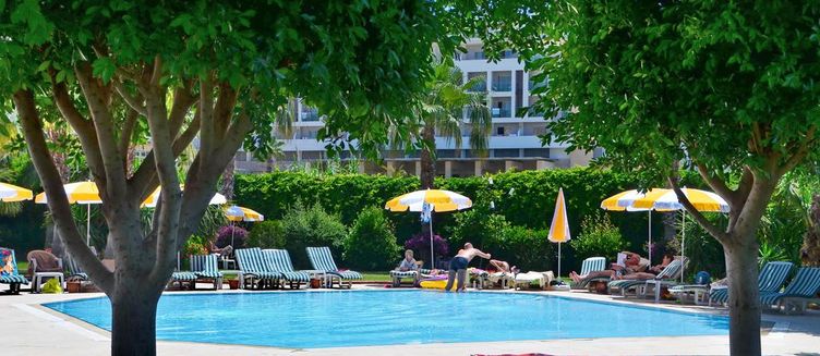 Фото отеля Royal Garden Suit Hotel