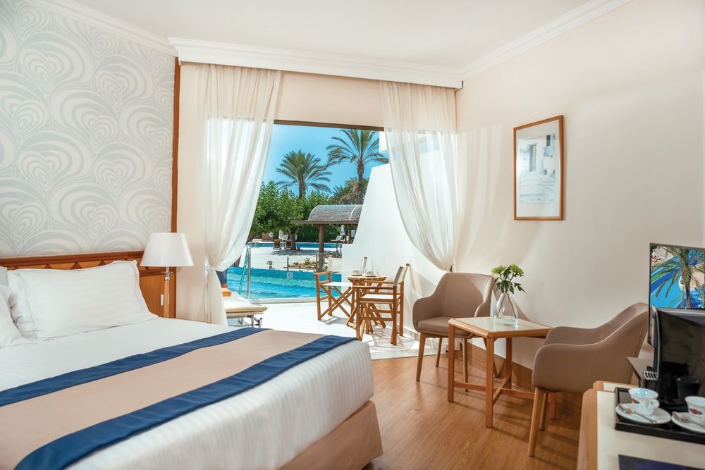 Constantinou Bros Athena Beach Hotel фото 1
