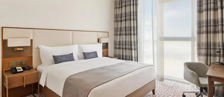 Фото отеля Staybridge Suites Dubai Al-Maktoum Airport, an IHG Hotel