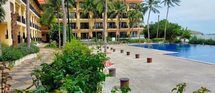 Фото отеля Hon Rom Central Beach Resort