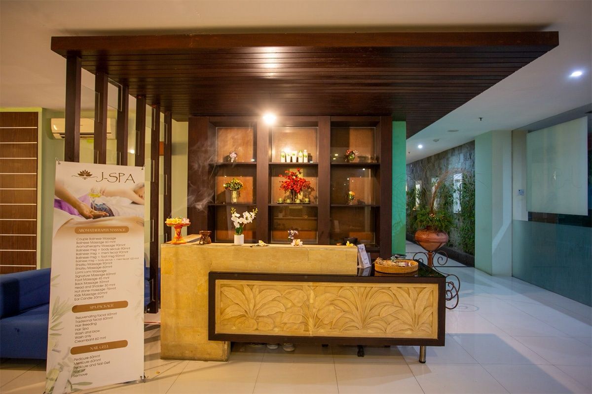 Famous Hotel Kuta фото 13