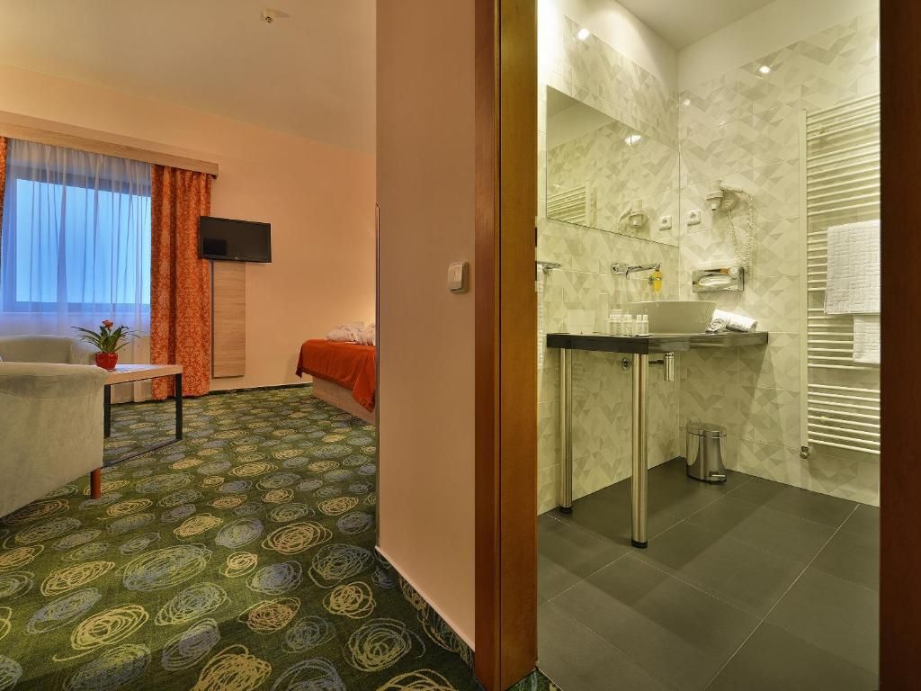 Ramada Airport Hotel Prague фото 66