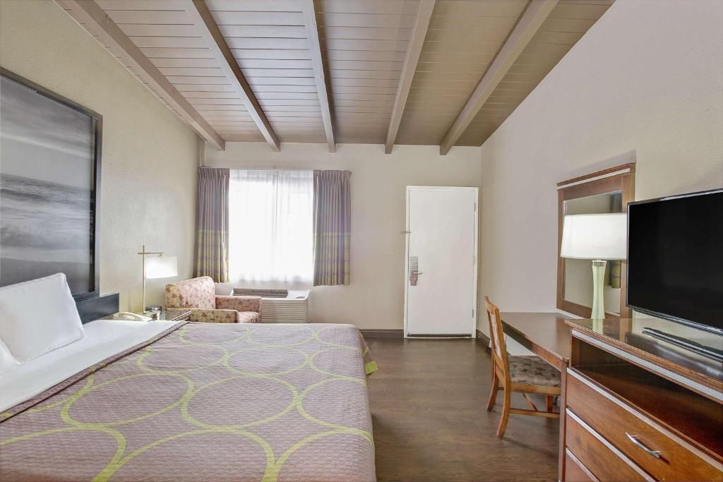 Super 8 by Wyndham Los Angeles-Culver City Area фото 3