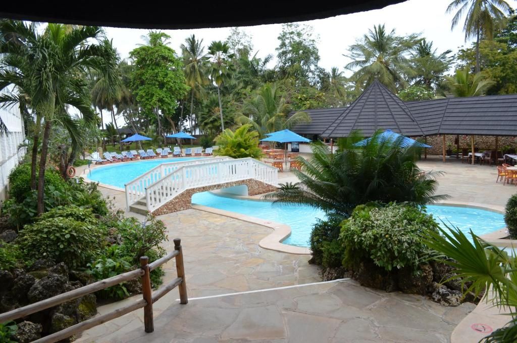 Travellers Beach Hotel and Club фото 24