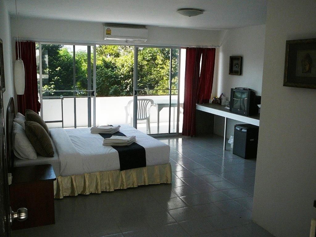 Karon Cliff Bungalows фото 23