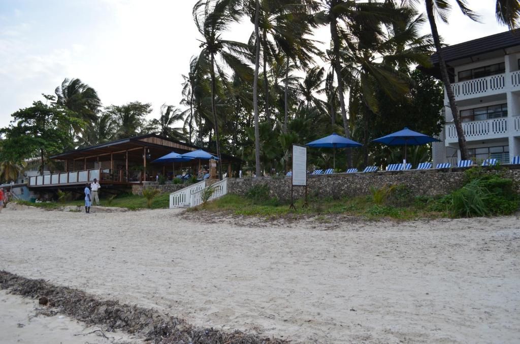 Travellers Beach Hotel and Club фото 28