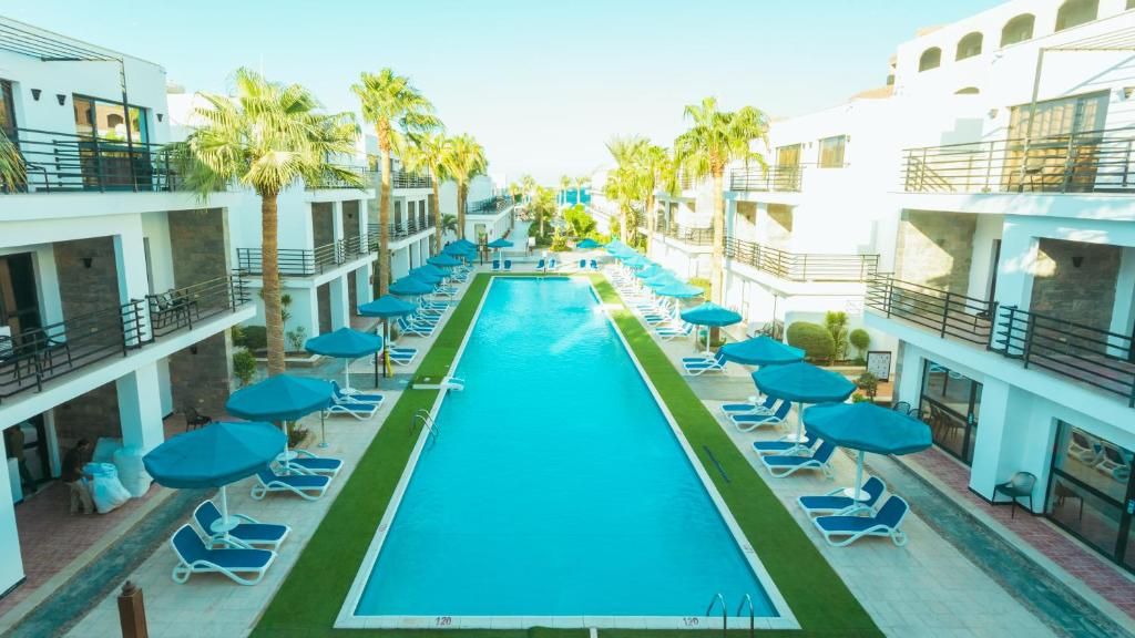 La Rosa Waves Resort фото 36