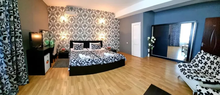 Фото отеля Qeroli Hotel